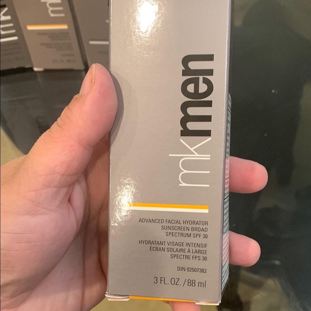 Mary Kay MKMen Skincare Set - Black and Gray - Picture 7 of 13